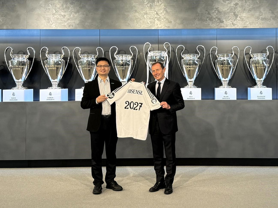 Jerry Liu and Emilio Butrague?o during the signing ceremony of Hisense's 3-year sponsorship of Real Madrid